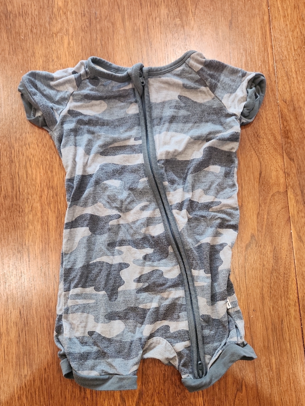 Little Sleepies Bamboo 6-12 Month Green and charcoal Camo baby Romper Zippy